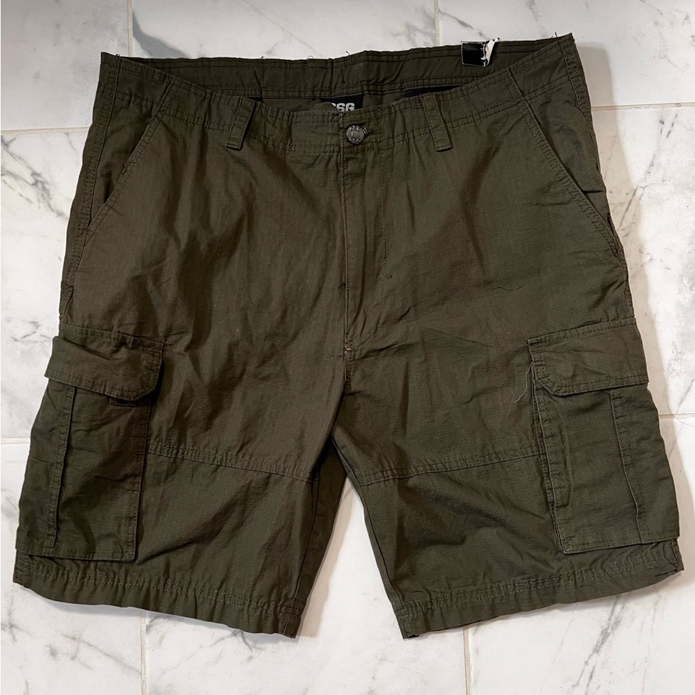 Olive green cargo shorts with adjustable waistband and pockets #cargoshorts